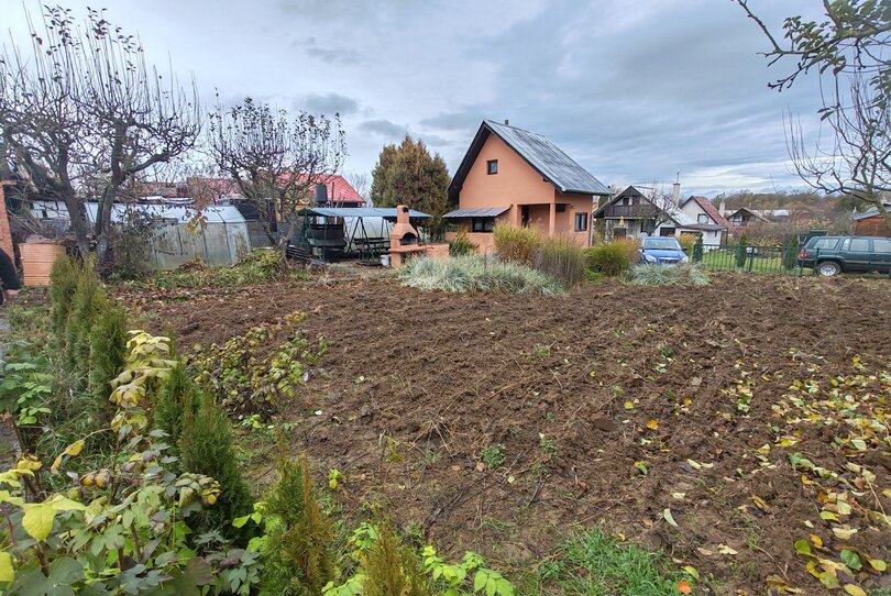 Tovarníky - záhradka s chatkou